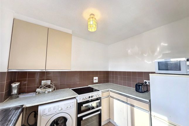 21, Crowthorne Close, London photo 4