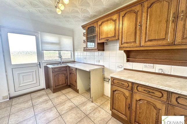 31 Cefn Glas, Tredegar photo 4