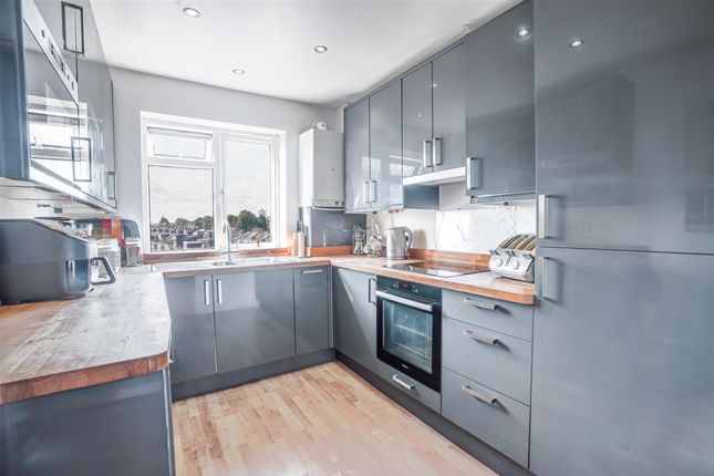 14 Barnes Court Durham Avenue, Woodford Green photo 2