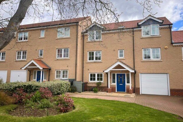 Town house to rent in Walnut Mews, Peterborough