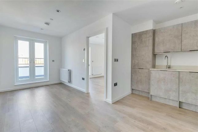 1-bed flat on Kingston Road, Raynes Park, £325,000