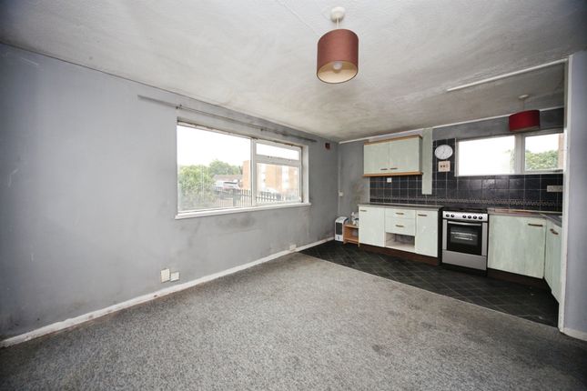 8, Burfield Court, Handcross Road, Luton photo 2