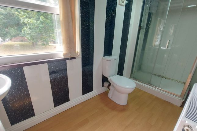 Flat 2 31 Lumb Lane, Bradford photo 5