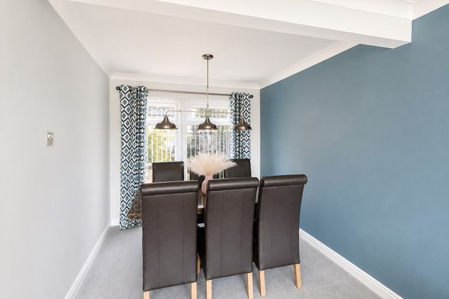 8, Crestville Close, Bradford photo 3
