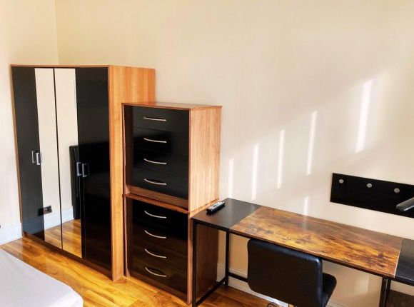 Bedroom 4B.Jpg