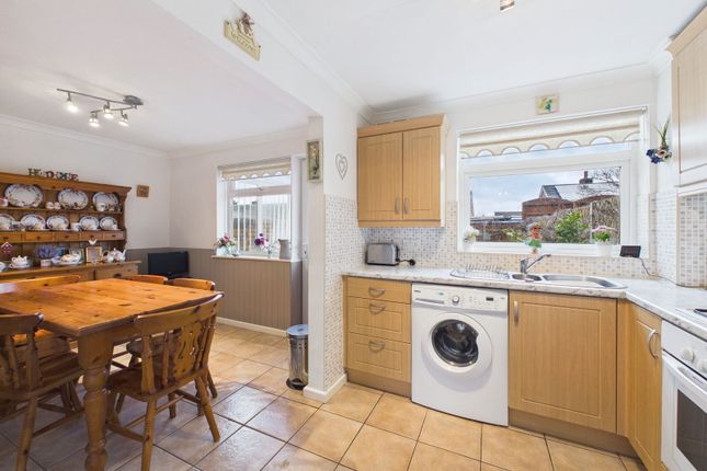 36, The Oaklands, Kidderminster photo 3