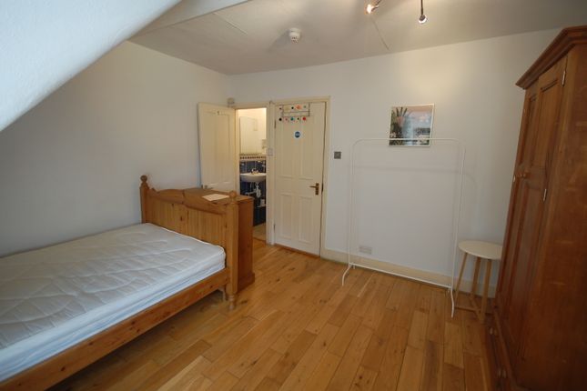 Flat 6,466a, Chiswick High Road, London photo 2