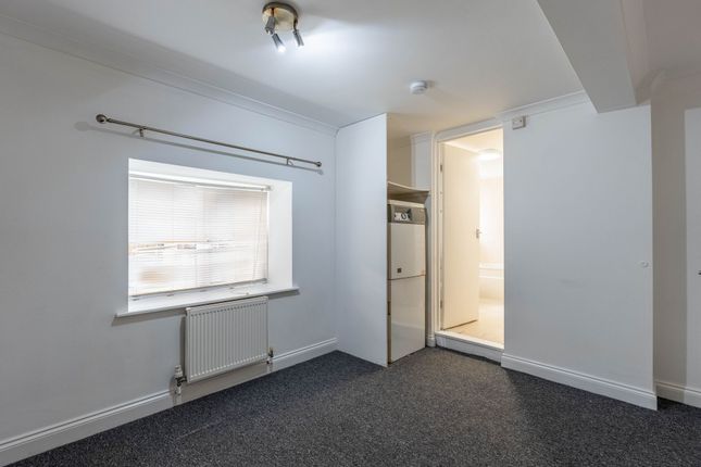 Flat 3, 168 High Street, Rochester photo 3