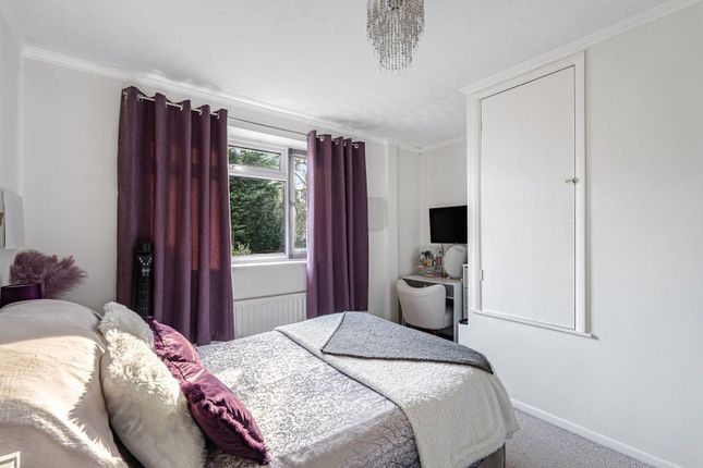 17, Oak Tree View, Farnham photo 3