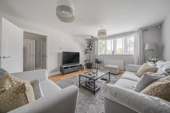 4, Fishers Wood Grove, Bromley photo 2