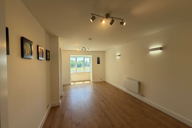 48, Viewfield Close, Greater London photo 2