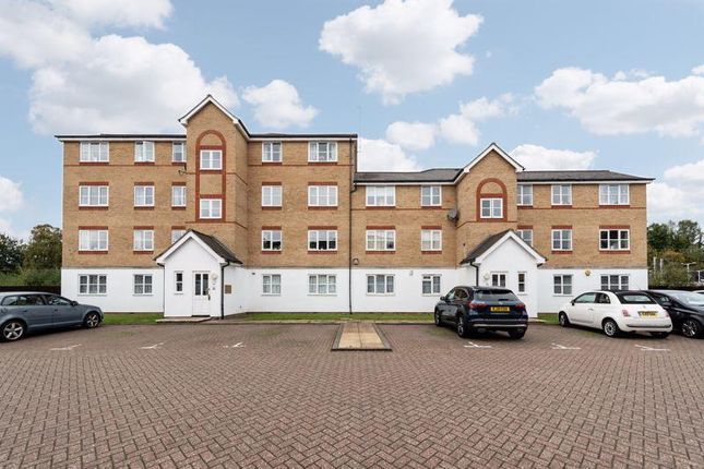 Thumbnail Flat to rent in Clarence Close, Barnet, London