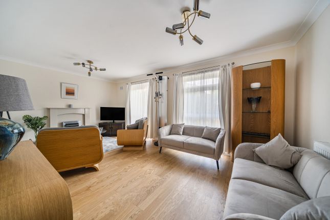 8, Hambleton, Old Windsor photo 4