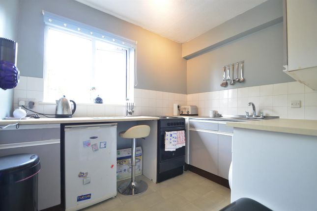 9 Bellview Manor, The Oaks, Ruislip photo 3