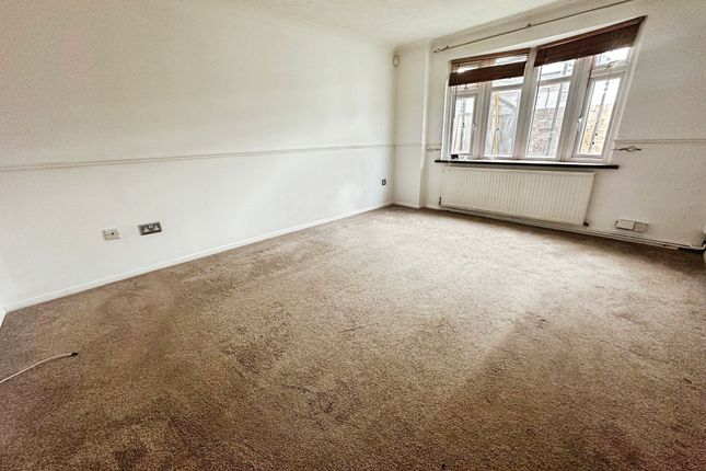 109 Gideons Way, Stanford-Le-Hope photo 3
