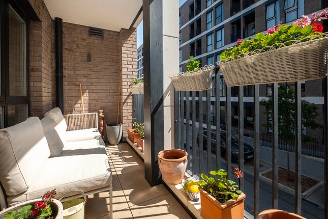 Flat 4, 19, Ravensbury Terrace, London photo 3