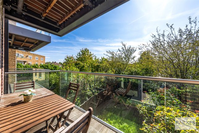 17, Sir Alexander Close, London photo 4