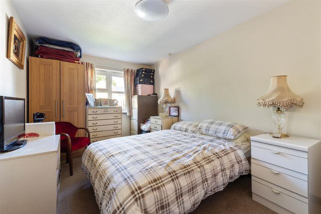 Flat for sale in Nightingale Lane, London