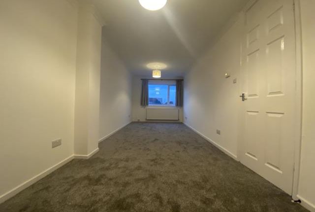 Rochfords Gardens, Slough photo 4