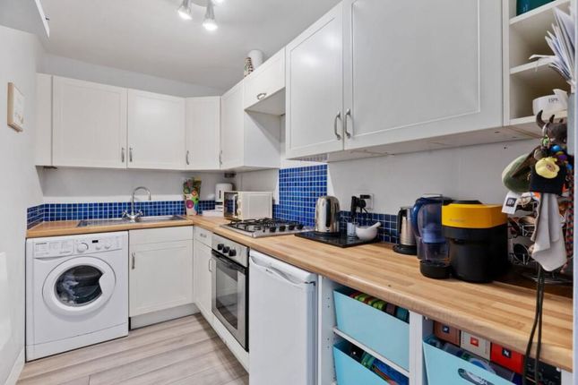 20, Lion Mead, Haslemere photo 2