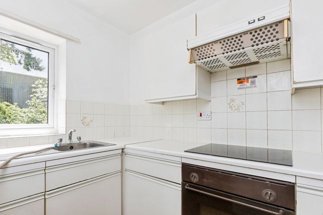 43, St. Georges Court, Crawley photo 4