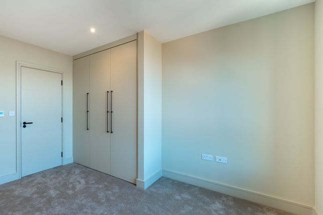 213 - Apt 3, Springfield Village, London photo 4