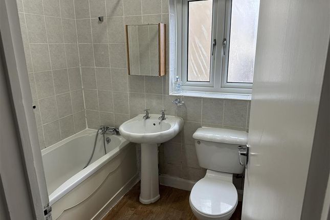 Maisonette for sale in The Drive, Ilford, Essex