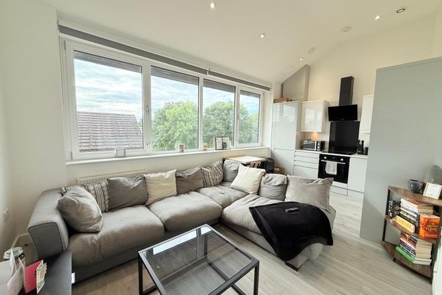 21, Avenue Court, Camberley photo 4