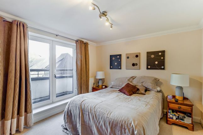 4, Flat  Viceroy Court, Northwood photo 4