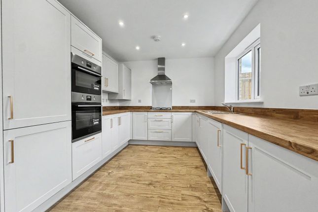 6, Boar Grove, Stowmarket photo 2