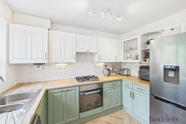 17, Gray Place, Ottershaw photo 3
