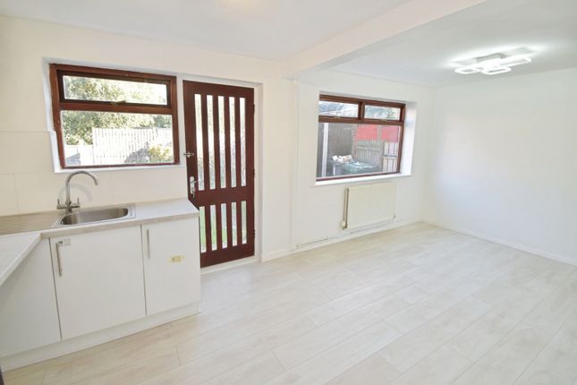 3, Midway Avenue, Bradford photo 4