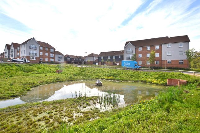 Flat for sale in Millpond Avenue, Hareshill, Crookham Village