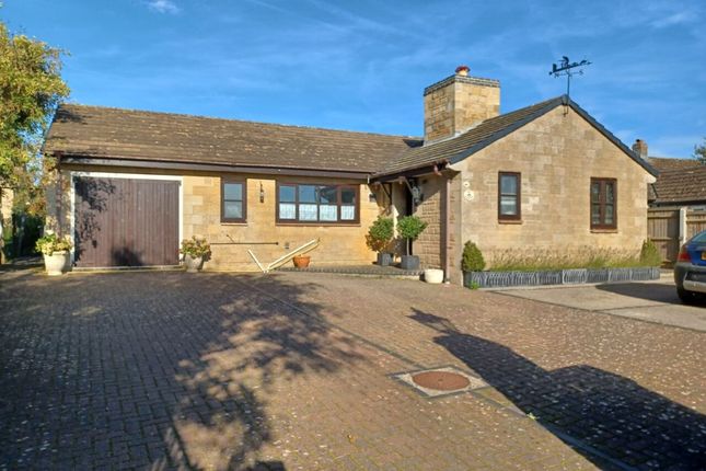 Thumbnail Bungalow to rent in Shilton Road, Carterton, Oxfordshire