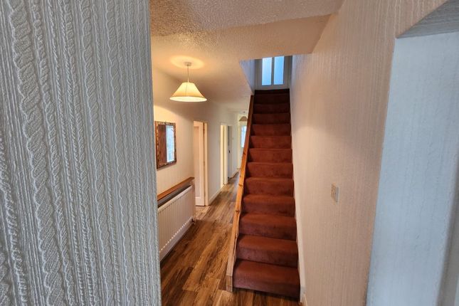 8, Warden Hill Close, Luton photo 3