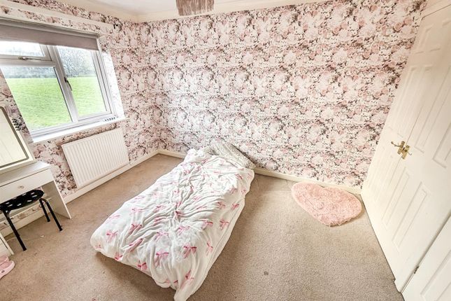 20, Yr Helfa, Chirk photo 5