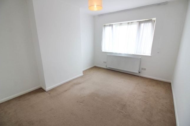 8, Henry Road, Aylesbury photo 4