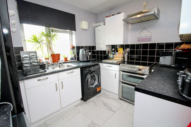 70, Longhayes Avenue, Chadwell Heath photo 2