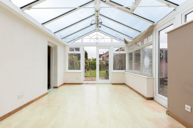 27 Cherry Trees, Henlow photo 3