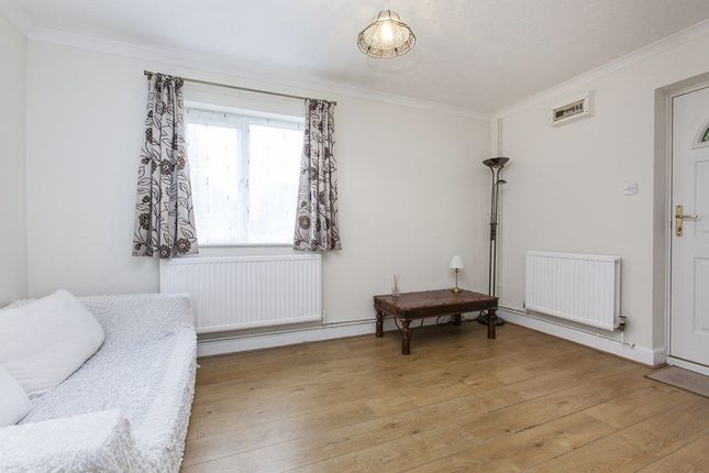 Westcroft Close, London photo 2