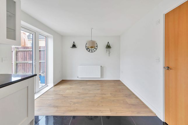 4 Laurie Lane, Royston photo 4