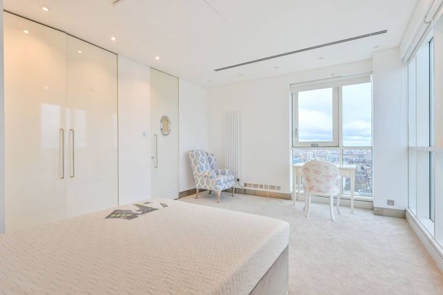 Flat to rent in Berkeley Tower, Canary Wharf, London