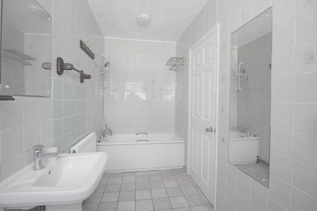 119, Martindale Road, Hounslow, Middlesex photo 4