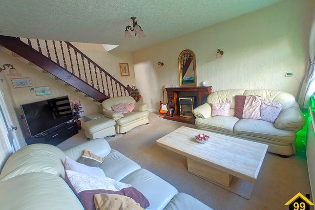 6, Cloughs Avenue, Oldham photo 3