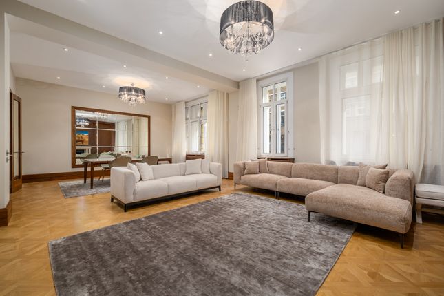 Knightsbridge Court, 7 Sloane Street, London photo 2