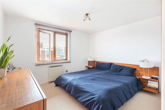 Flat to rent in Cremer Street, London