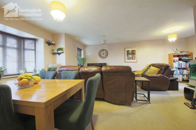 Flat for sale in French's Avenue, Dunstable, Bedfordshire