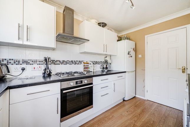 4, Gull Close, Berkshire photo 4