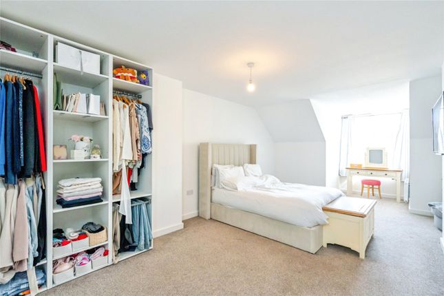 37, Pinewood Way, West Sussex photo 4