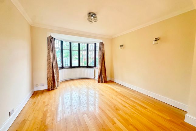 117 Walmington Fold, London photo 4